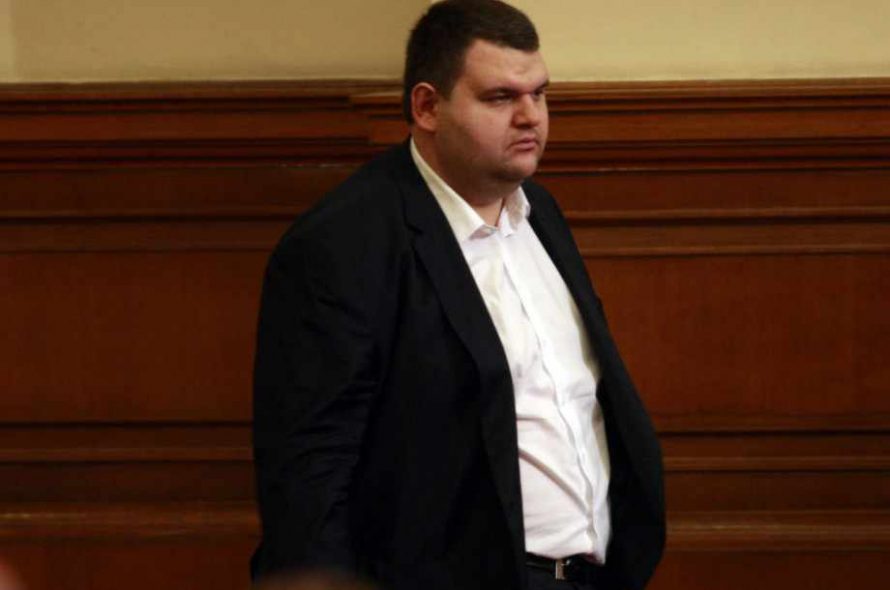 „Левски“ не може да приеме сериозна сума от чужда фирма, но се съгласи на дарението от Пеевски