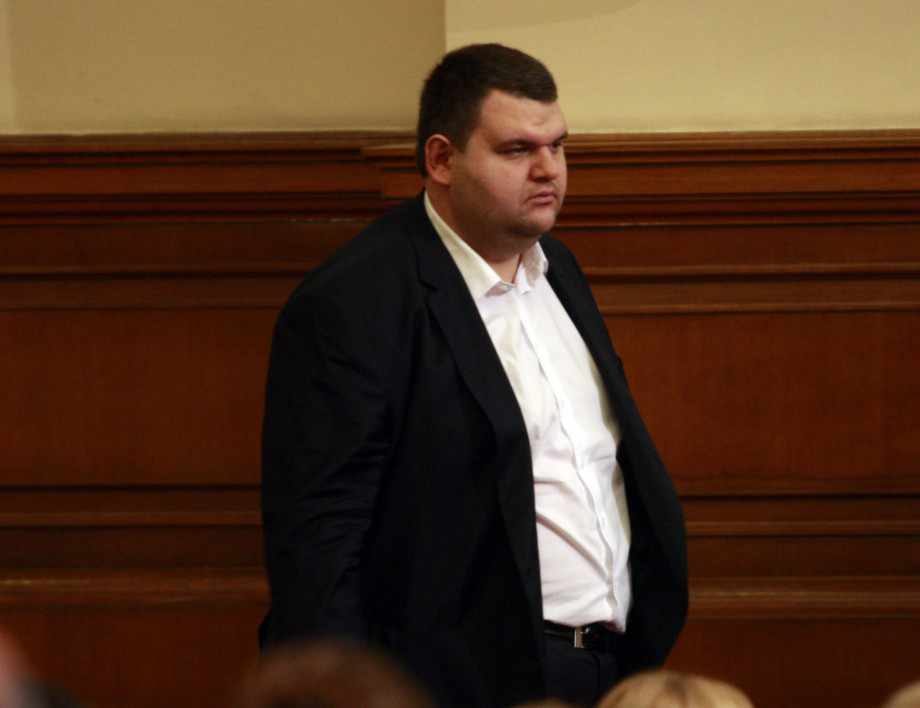„Левски“ не може да приеме сериозна сума от чужда фирма, но се съгласи на дарението от Пеевски