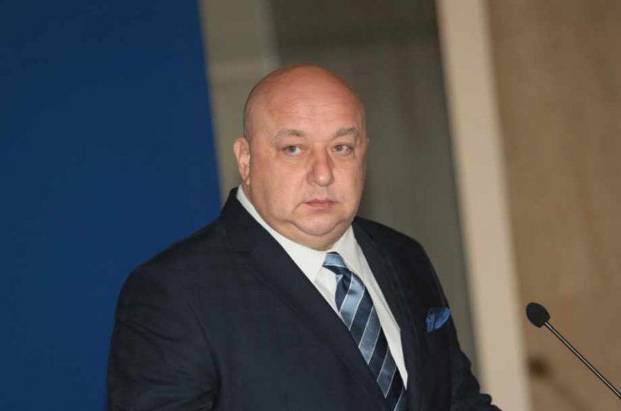 Крие ли спортният министър допълнително финансиране на клубове?
