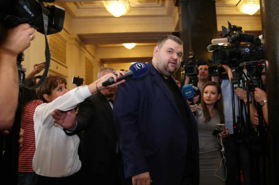 Хиндлиян и Тити Папазов защитиха дарението на Делян Пеевски за „Левски“