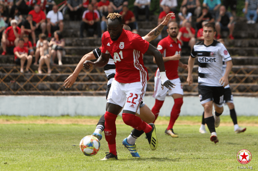 Голмайстор на ЦСКА-София се забавлява без капка срам с 2 красавици (ВИДЕО) | KotaSport