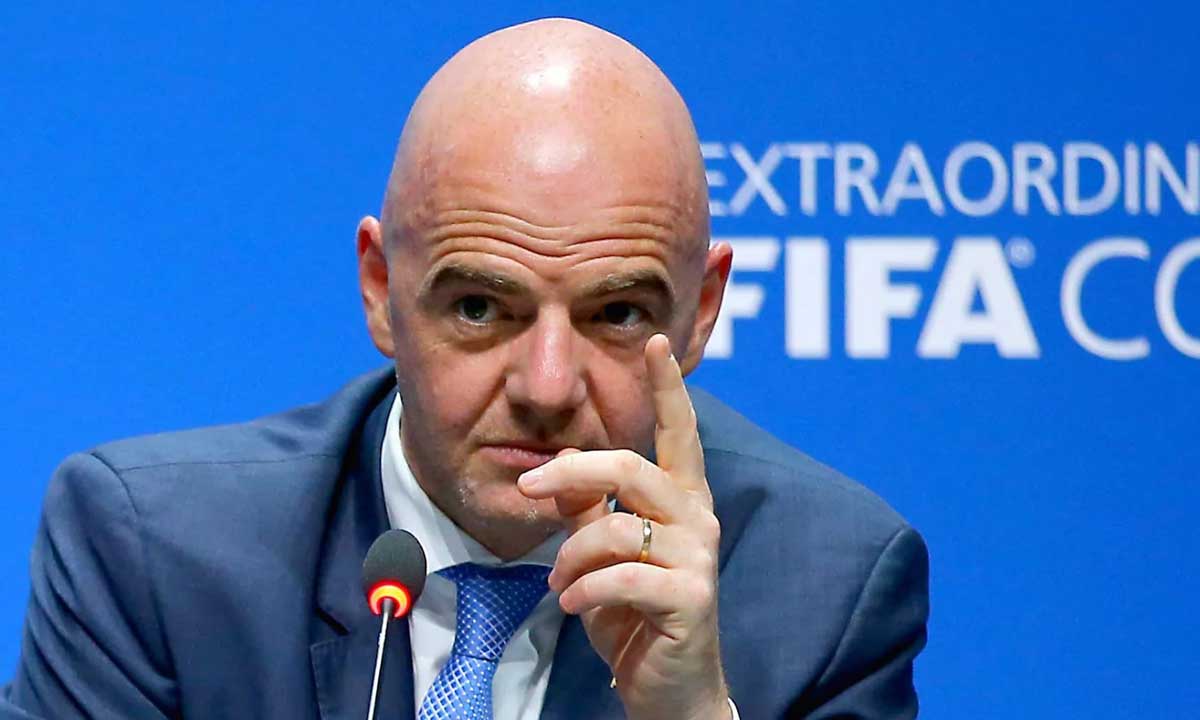 Шефът на ФИФА зове да не се бърза с фенове по трибуните