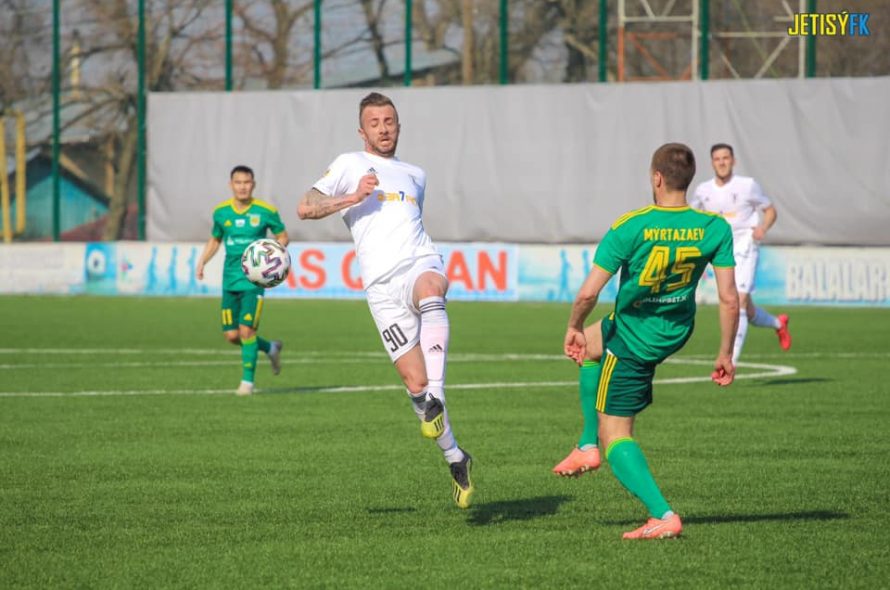 COVID-19 повторно спря първенство с куп българи