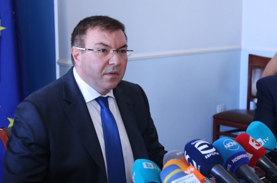 Стадионите може да отворят врати за публика, но при условие