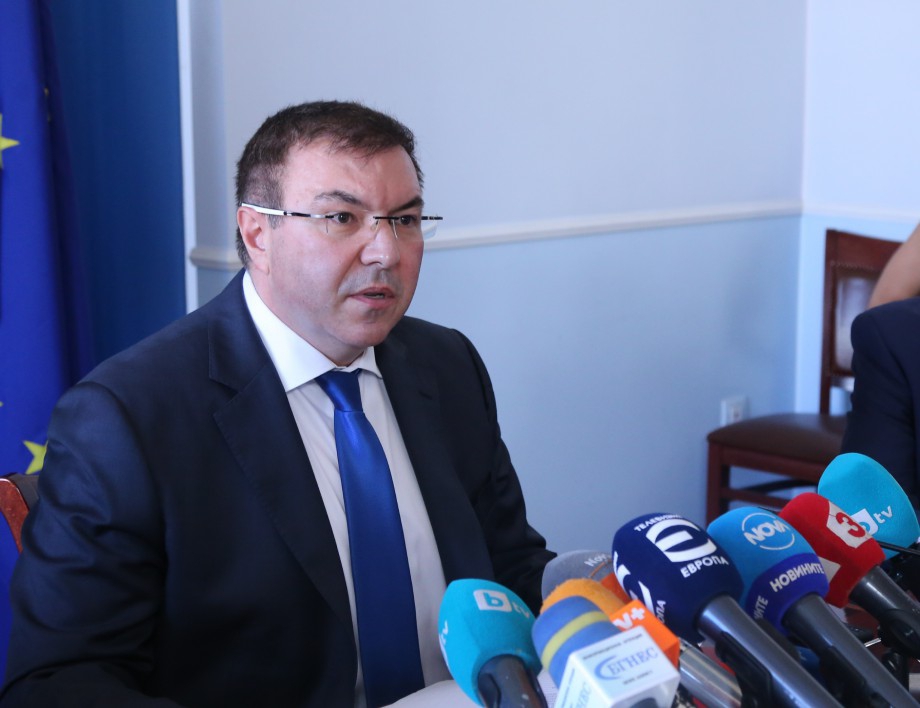 Стадионите може да отворят врати за публика, но при условие