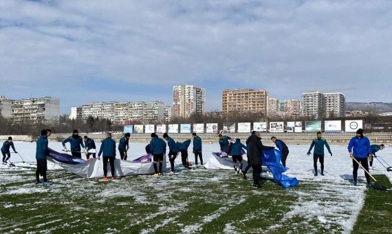 Футболисти и треньори в Черно море ринаха сняг (ВИДЕО) | KotaSport