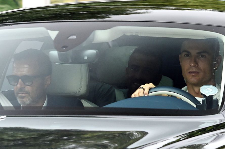 Роналдо е заявил желанието си да напусне Манчестър Юнайтед и си е тръгнал през задния изход